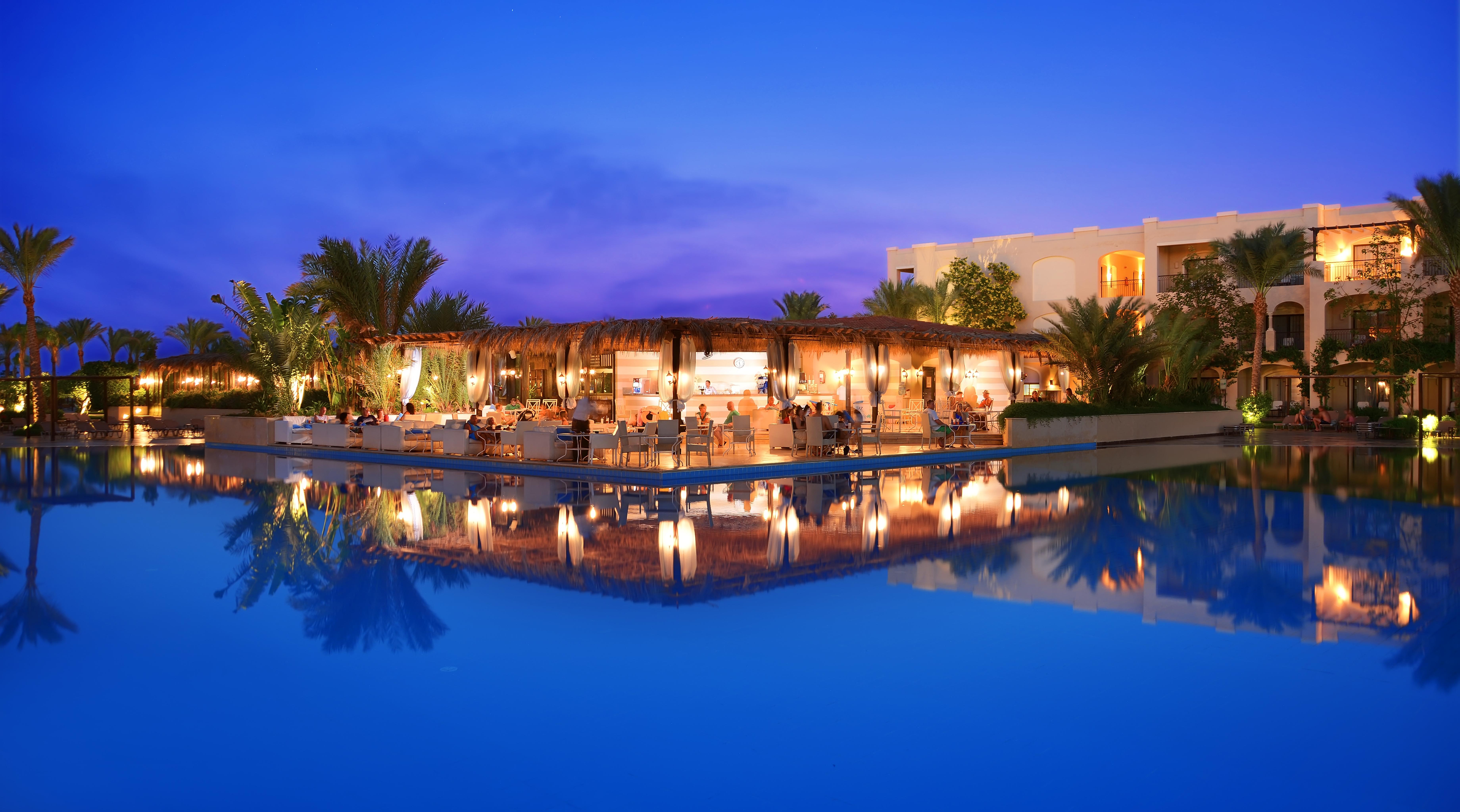 Jaz Aquamarine Hotel Hurghada Exterior photo The resort at night